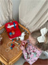 Kind verarztet Plüschhasen mit Hilfe der Utensilien