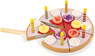 Geburstagskuchen aus Holz mit Kerzen, Sahne und Früchtetopping, zum Schneiden für Kinder