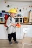 Junge mit Feuerwehr-Spielzeug und Kettensäge aus Holz